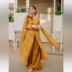 Yellow Floral 3 Piece Shalwar Kameez - New (Never Worn)